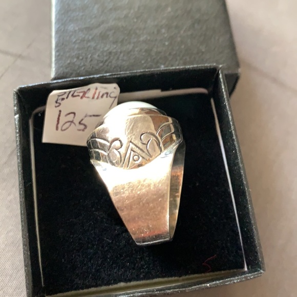 Sterling silver pearl ring - Picture 2 of 3